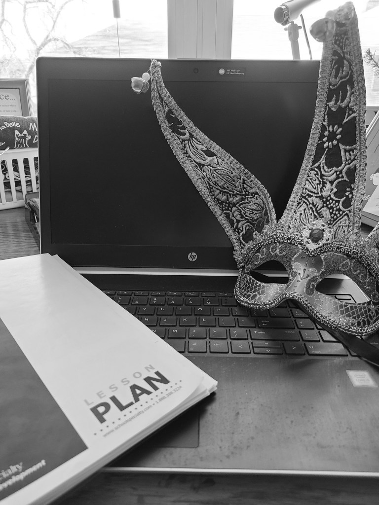 This image has an empty alt attribute; its file name is the-mask.jpg